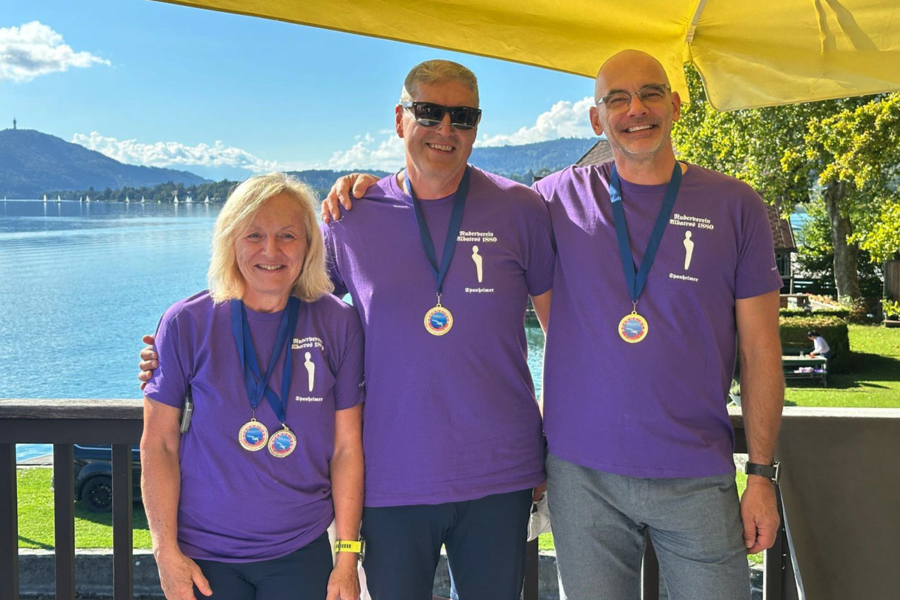 Herta, Gerald und Thomas freuen sich über die Top-Platzierung. Herta übernimmt auch die Medailie von Isabel Spanheimer-Siegerfoto