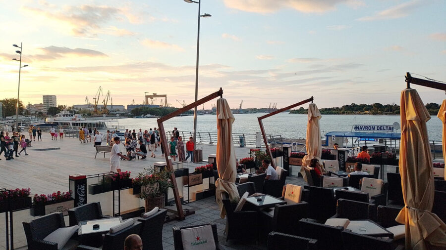 Kaianlage mit Gastronomie